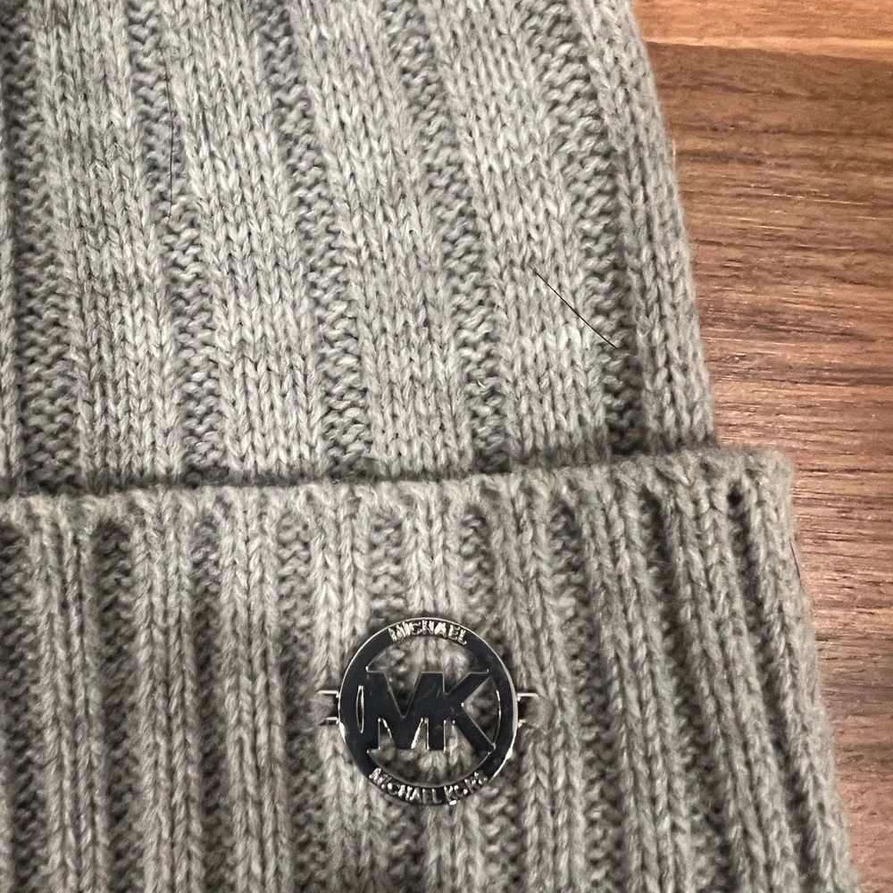 NWOT MICHAEL Michael Kors Gray Knit Pom-Pom Hat